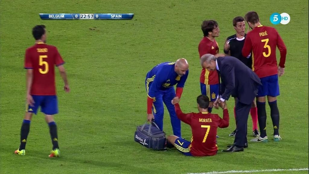 Morata no puede continuar por unas molestias en su pierna derecha