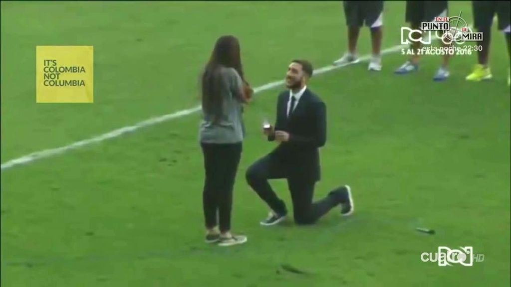 Espectacular pedida de mano en el estadio y delante de 20.000 personas