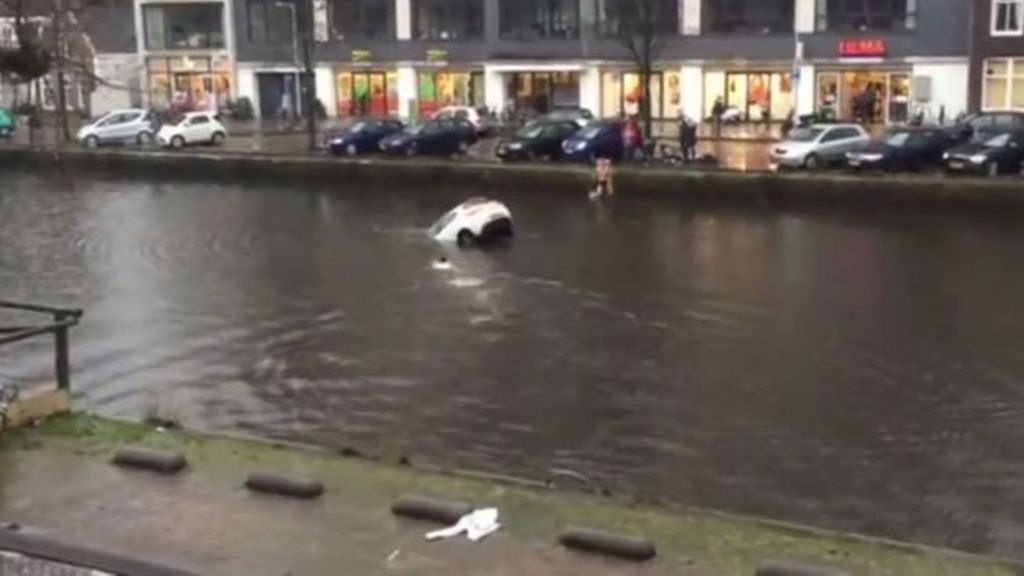Espeluznante rescate de una familia en un canal de Amsterdam