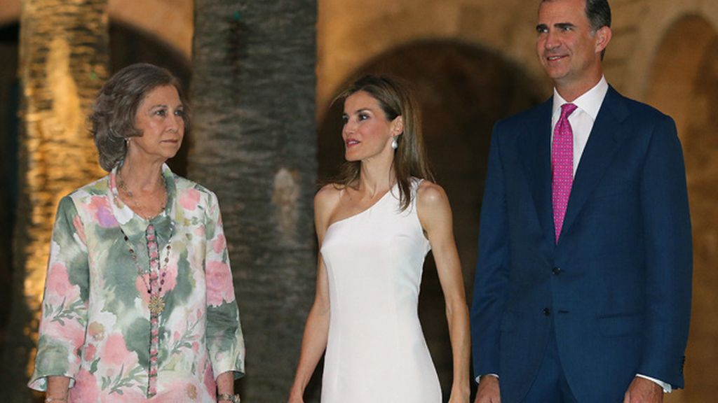 Don Felipe y doña Letizia ofrecen su primera recepción en Palma a las autoridades baleares