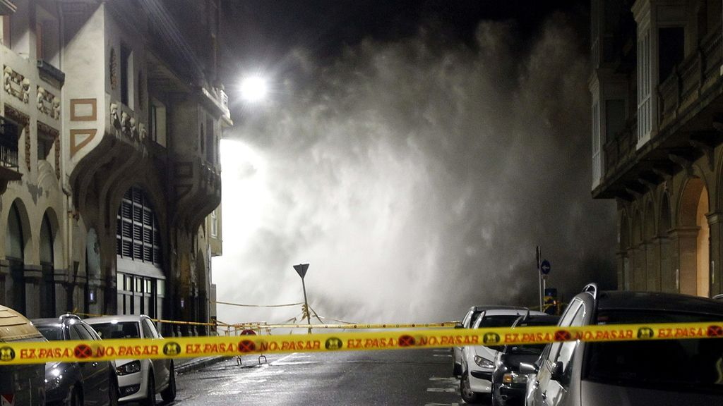 Las olas inundan San Sebastián