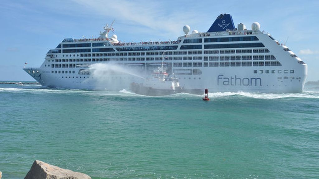 Cubanos y americanos celebran la llegada del crucero Miami-La Habana
