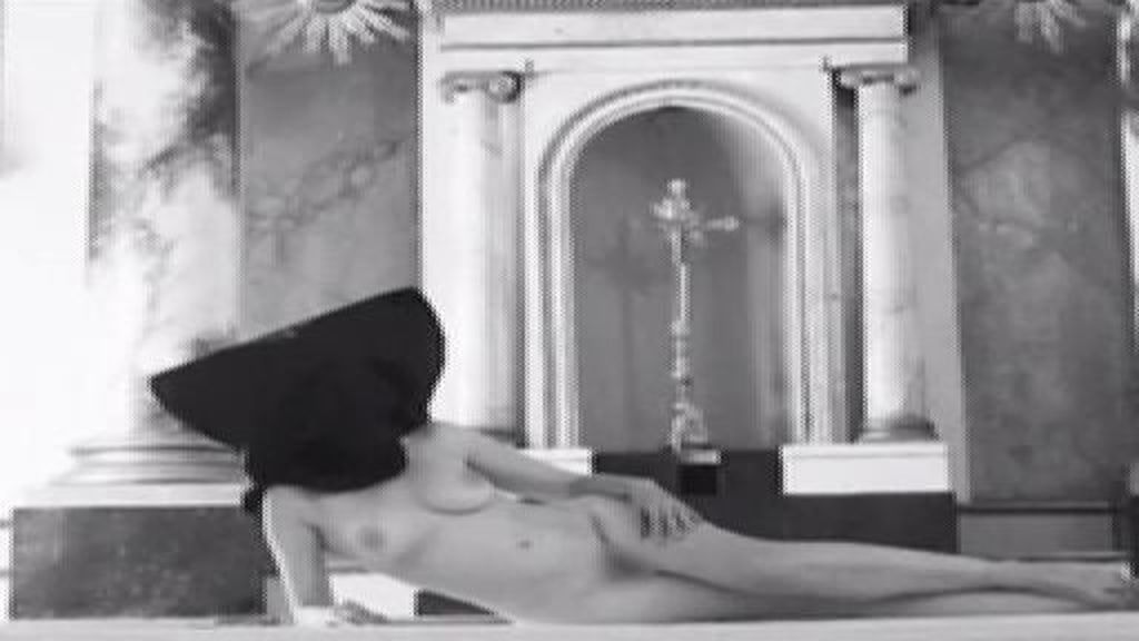 Se publican unas fotografías de una mujer desnuda en una iglesia
