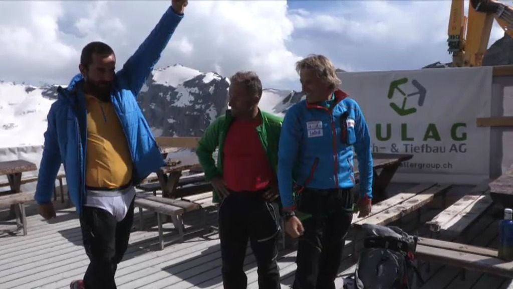 Santi Millán y su gran look de escalador en calzoncillos ante los guías suizos