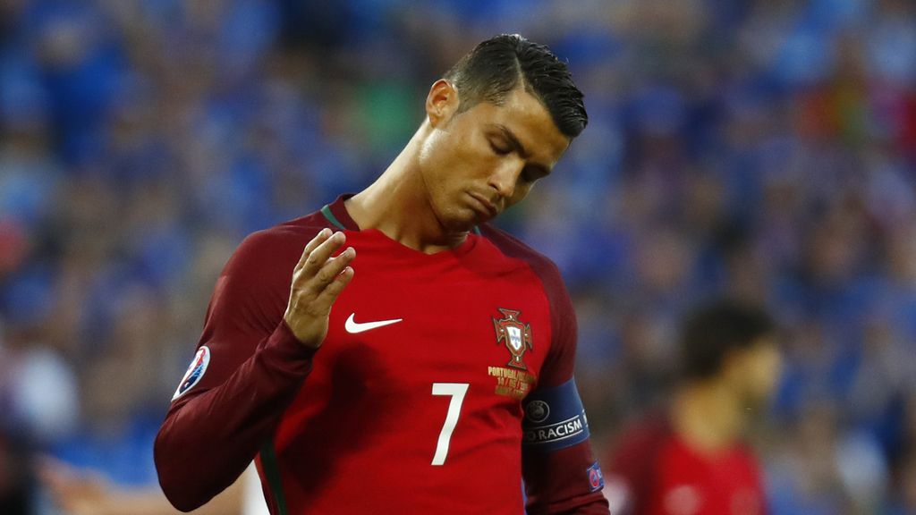 Cristiano se eleva en el punto de penalti pero su remate de cabeza sale cruzado