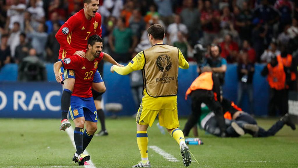 Nolito le dedica el gol a Casillas y se va corriendo hasta él para celebrarlo