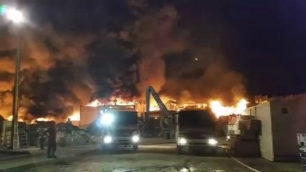 Arde en Guadalajara una planta de productos tóxicos