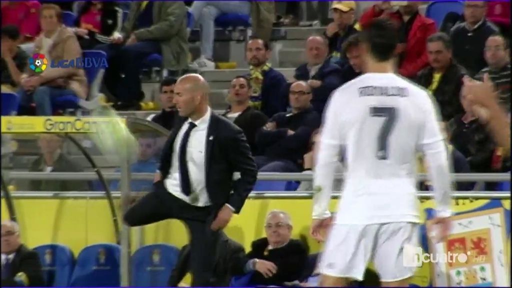 ¡Pura elegancia! ¡Zidane controla un balón de espuela en el área técnica!