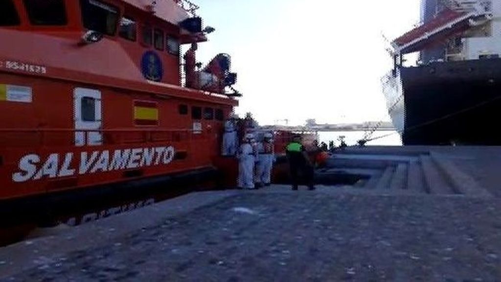 Salvan a 15 inmigrantes tras el naufragio de una patera