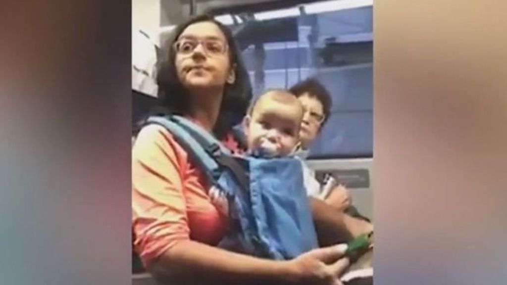 Niegan a una mujer viajar en primera clase por llevar consigo un bebé