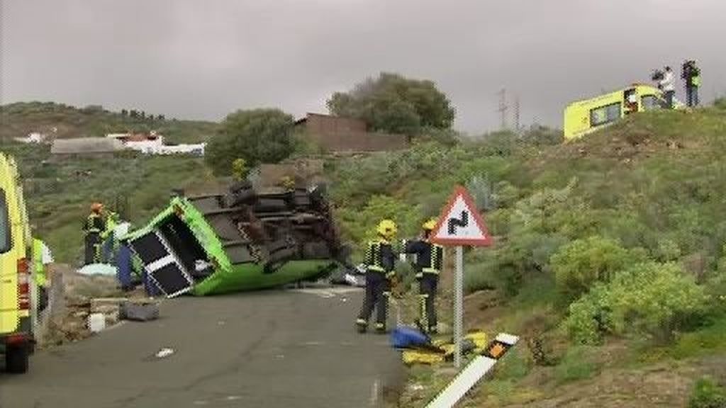 Un turista muerto y diez heridos tras un accidente de microbús en Canarias