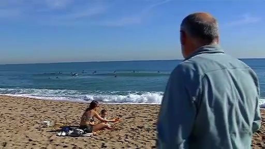 Un surfista salva a un bañista en apuros en la Barceloneta