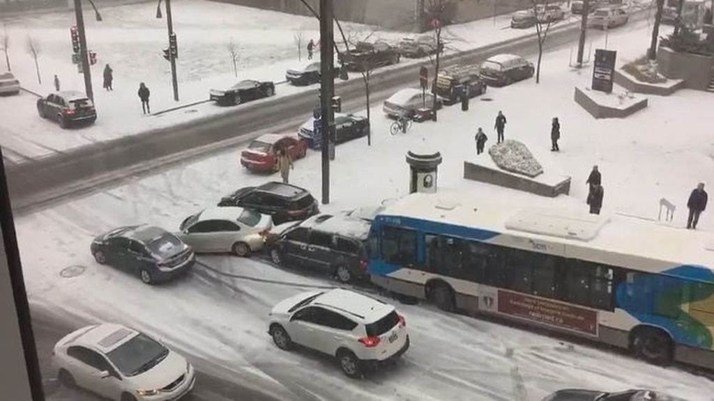 La nieve y el hielo causan un aparatoso accidente múltiple en Montreal