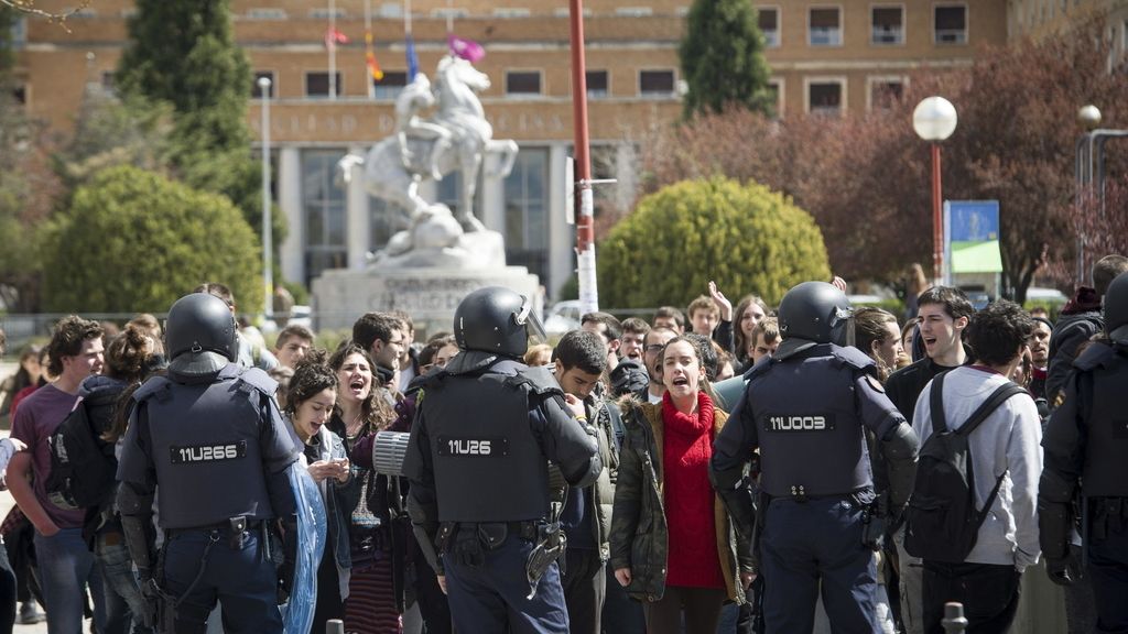 Violenta jornada de huelga estudiantil en la Universidad Complutense de Madrid