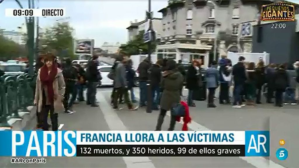 Cientos de franceses hacen cola para donar sangre para los heridos