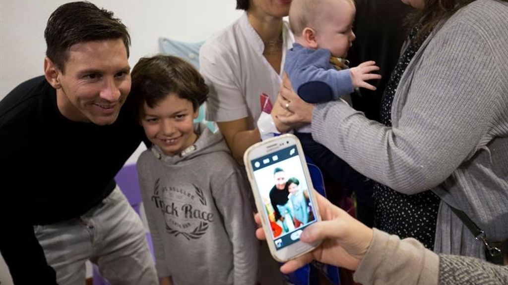 Las estrellas del Barça reparten regalos en un hospital de Barcelona