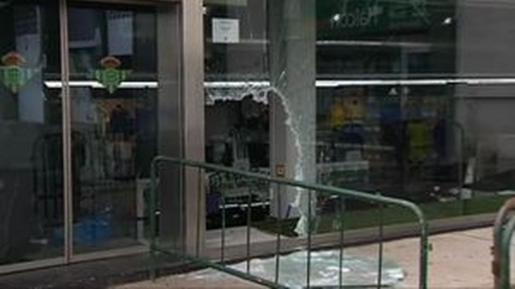 La tienda del Real Betis amanece con cristales rotos