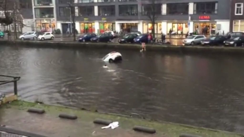 Espeluznante rescate de una familia en un canal de Amsterdam