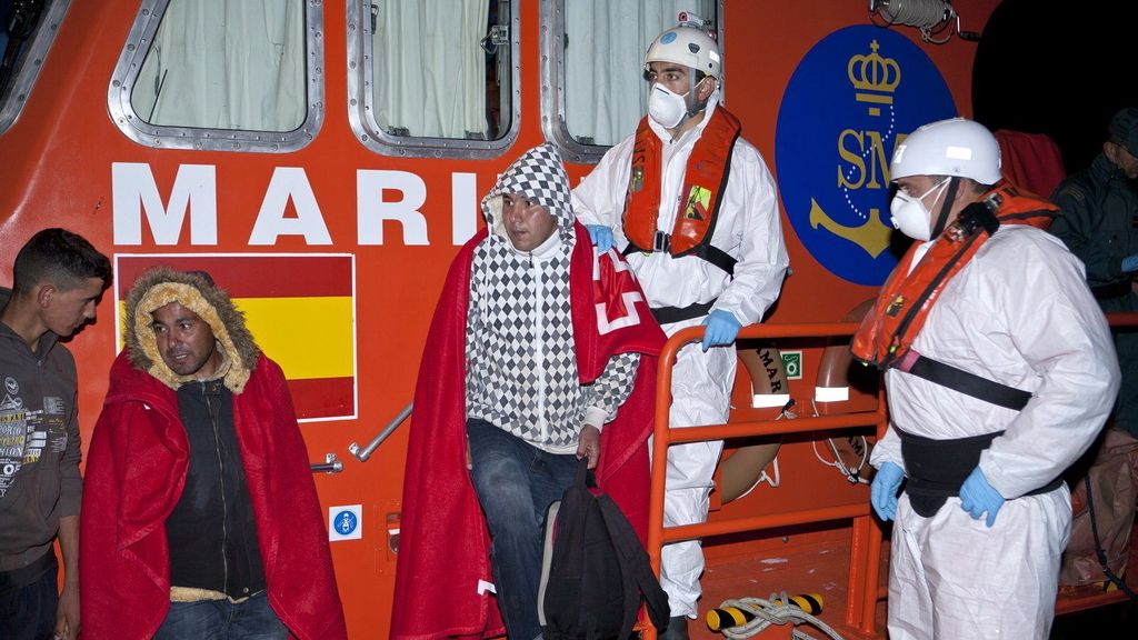 Rescatan dos pateras con 71 inmigrantes a bordo en el mar de Alborán