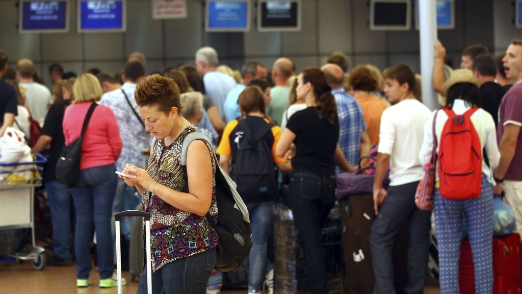 Caos en los aeropuertos de Barajas y de El Prat tras los atentados de Bruselas