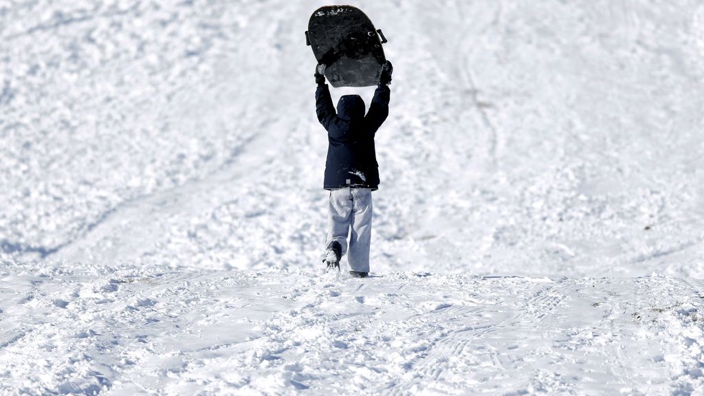 Tras la tormenta, la nieve atrae a muchos curiosos