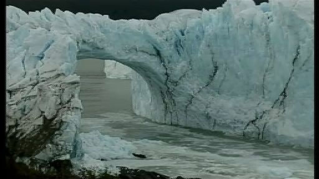 La esperada e impactante caída del puente del glaciar Perito Moreno