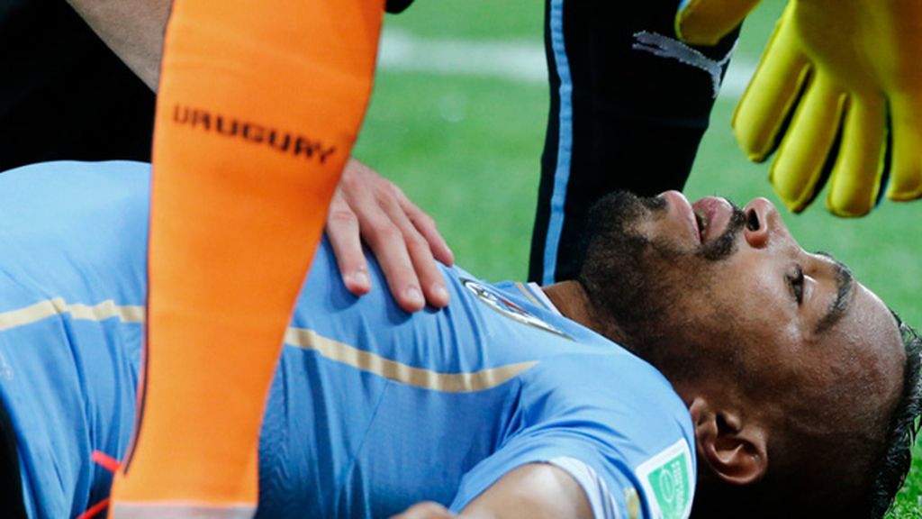 Álvaro Pereira dio el susto del Uruguay-Inglaterra tras perder el conocimiento