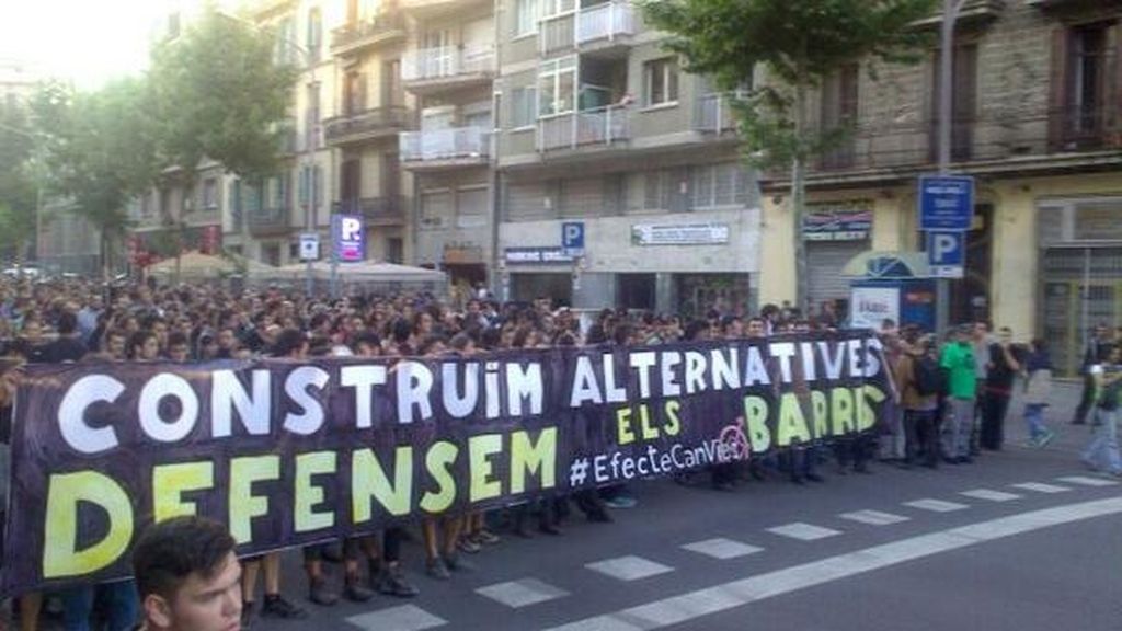 Miles de personas muestran su apoyo a Can Vies por las calles de Barcelona