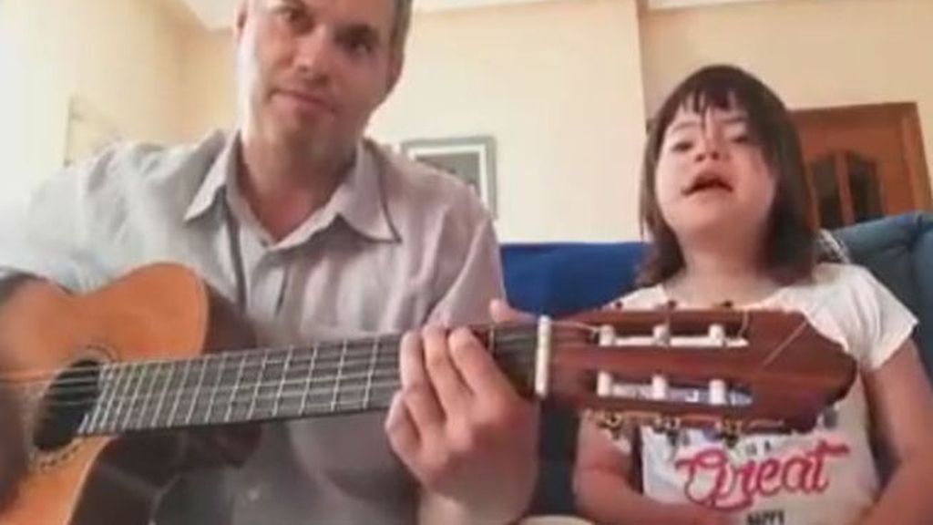 La conmovedora canción de Ángela, una niña 'down' de seis años que triunfa en Facebook