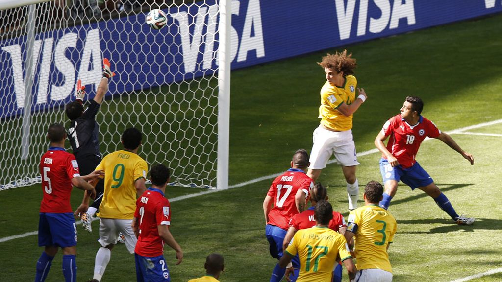 David Luiz hace el primer gol de Brasil (1-0)