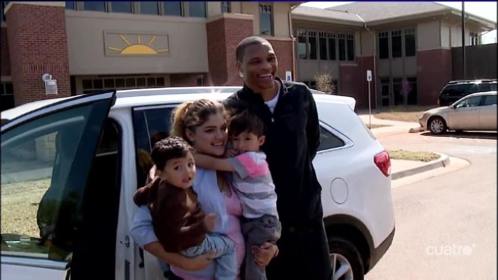 ¡Grande Westbrook! Regala un coche a una madre soltera para que pueda estudiar