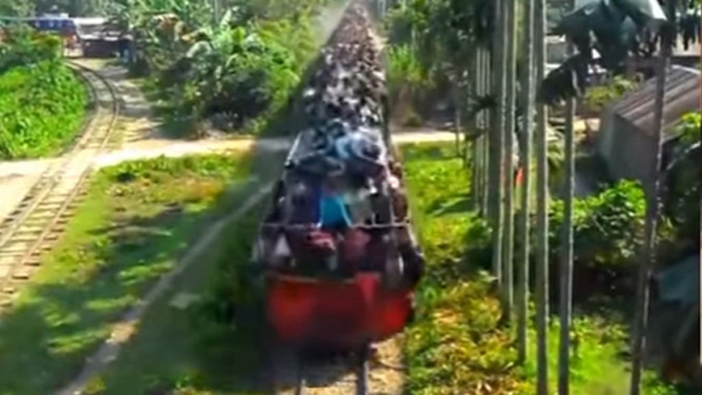 Lleno a rebosar, la espectacular imagen de un tren abarrotado en la India