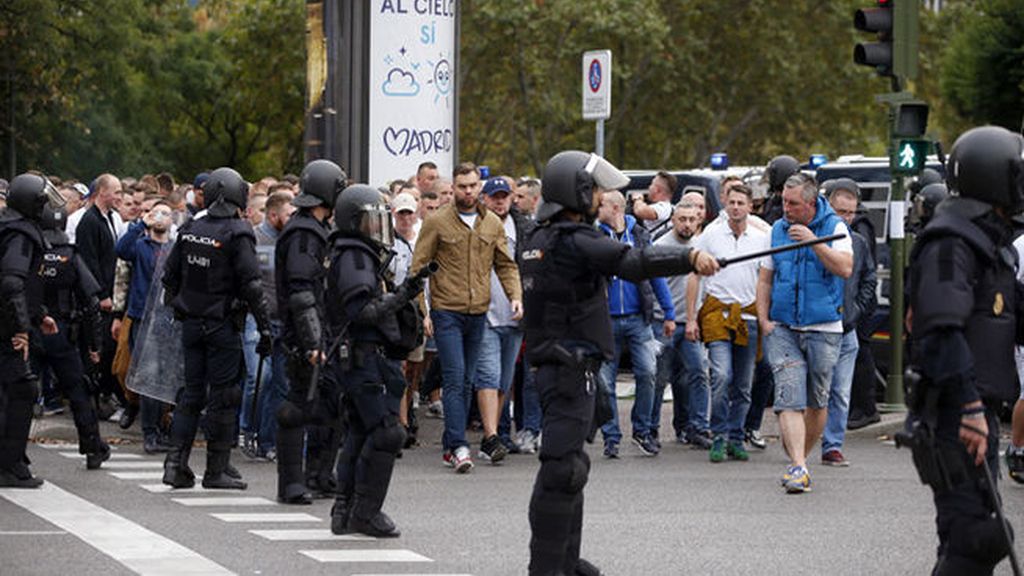 Los ultras del Legia de Varsovia atacan a la policía en las inmediaciones del Bernabéu