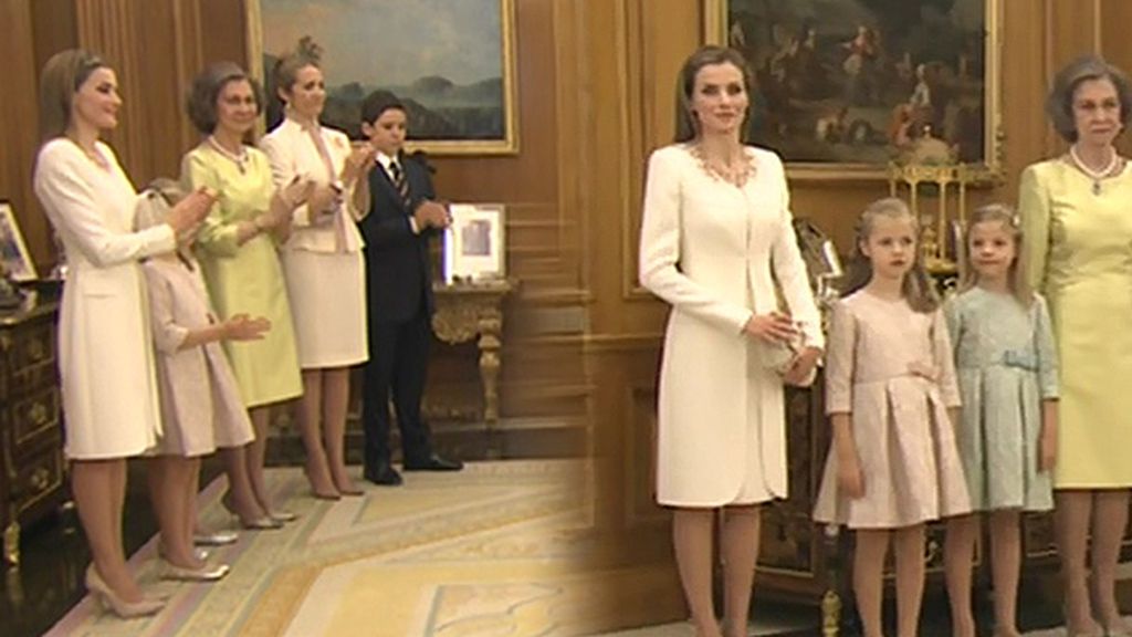 La Reina Letizia escoge un abrigo y vestido crepe en blanco roto de Felipe Varela