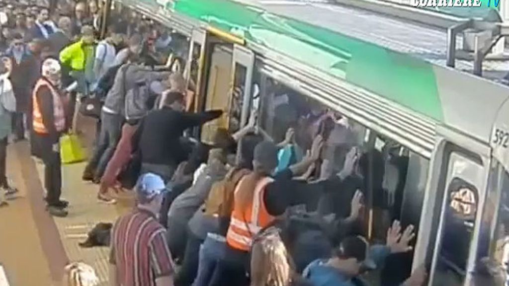 Solidaridad de pasajeros para sacar a un hombre atrapado entre el tren y el andén