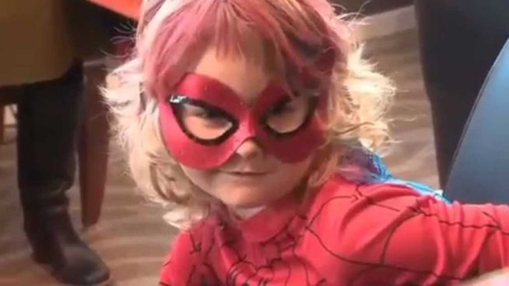 Una pequeña heroína con cáncer salva a un ídolo local en Canadá