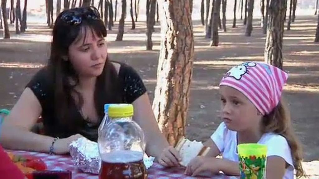 Cristina y sus padres disfrutan de un tranquilo picnic en el parque