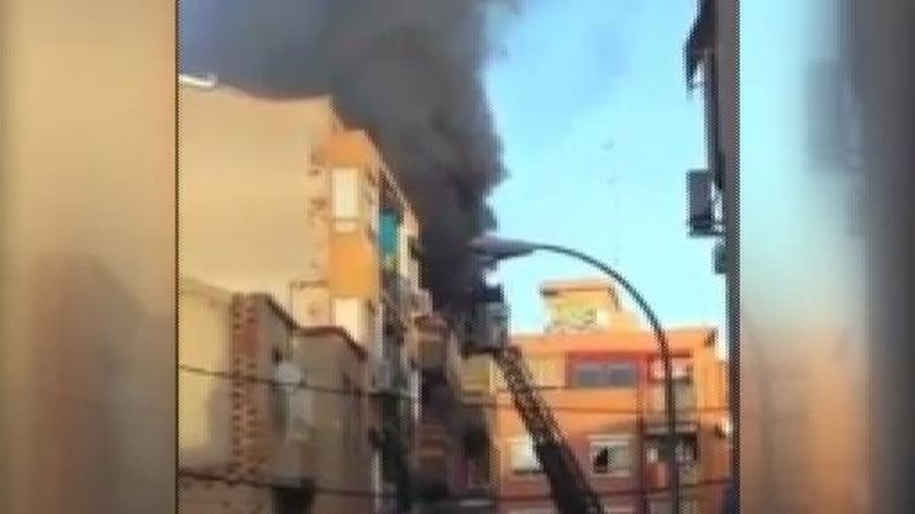 Salvado 'in extremis' de las llamas en un incendio en Alicante