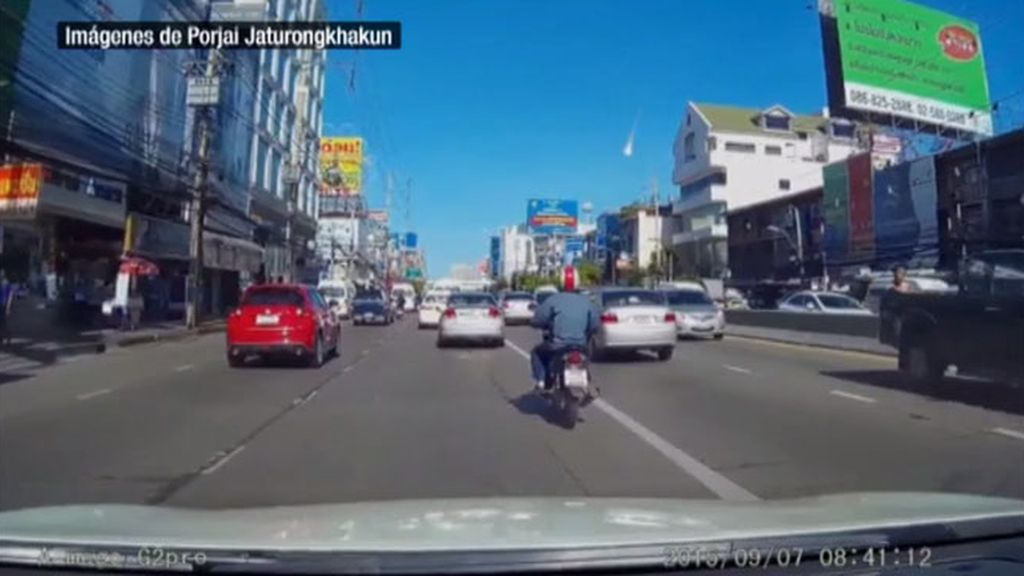 Una espectacular bola de fuego atraviesa el cielo de Bangkok