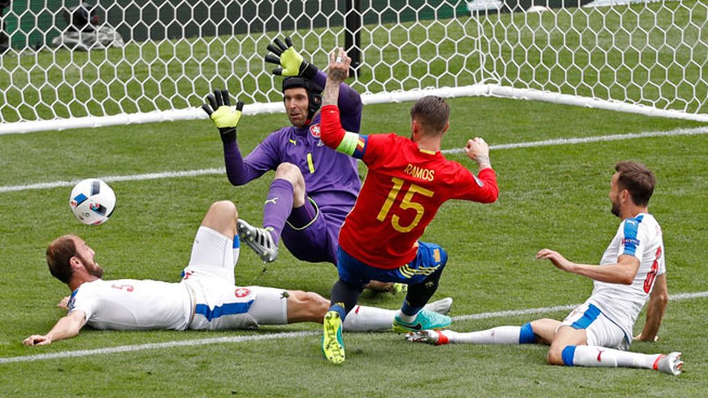 ¡Otra ocasión de la Roja! Nolito y Ramos tuvieron el primer gol de España