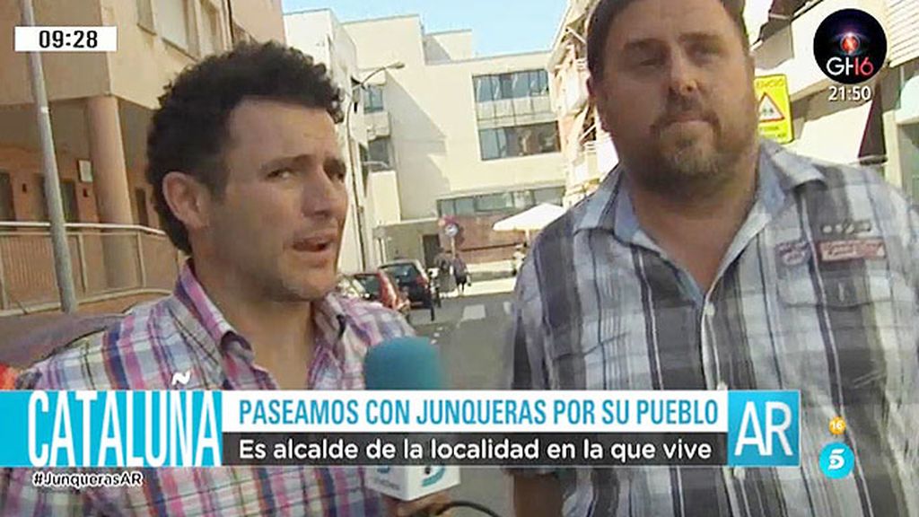 Miguel Rabaneda pasea con Oriol Junqueras por su pueblo