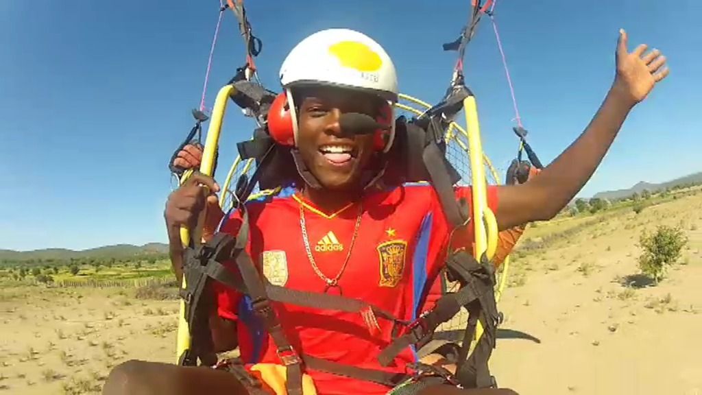 ¡Un héroe entre los namibios que se atreve a volar en paramotor!
