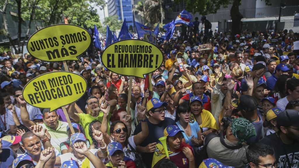Multitudinaria manifestación en Caracas a favor del proceso revocatorio