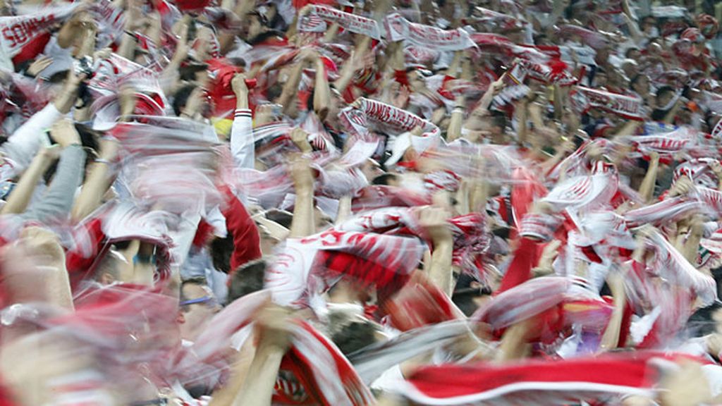 Así celebró la afición del Sevilla el título en las gradas de Turín