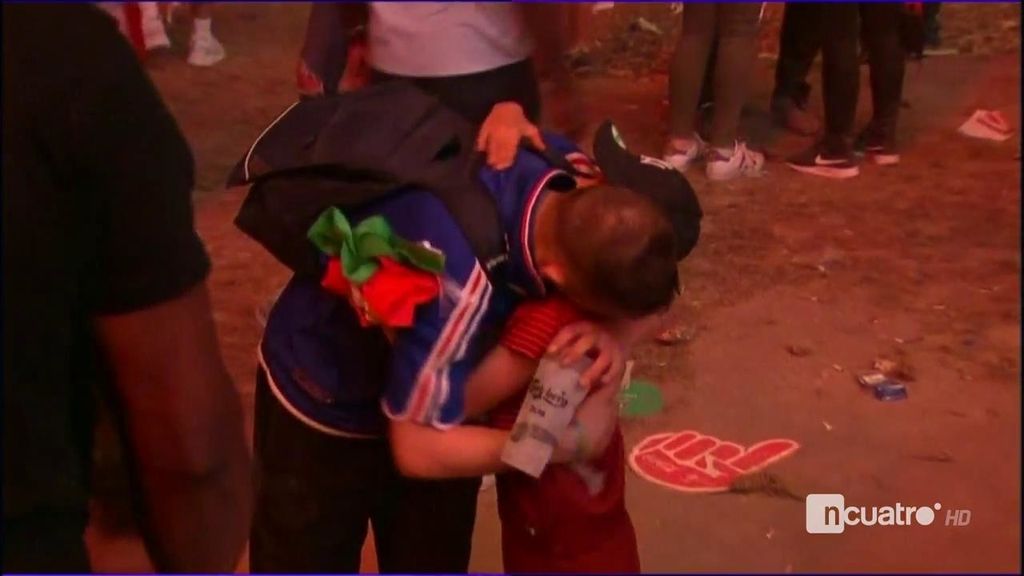 Los valores del deporte: un niño consuela con un abrazo a un hincha francés que lloraba