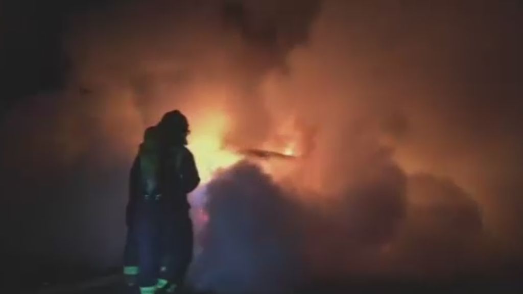 Así luchan contra el fuego los bomberos de Jaén en una casa devorada por las llamas