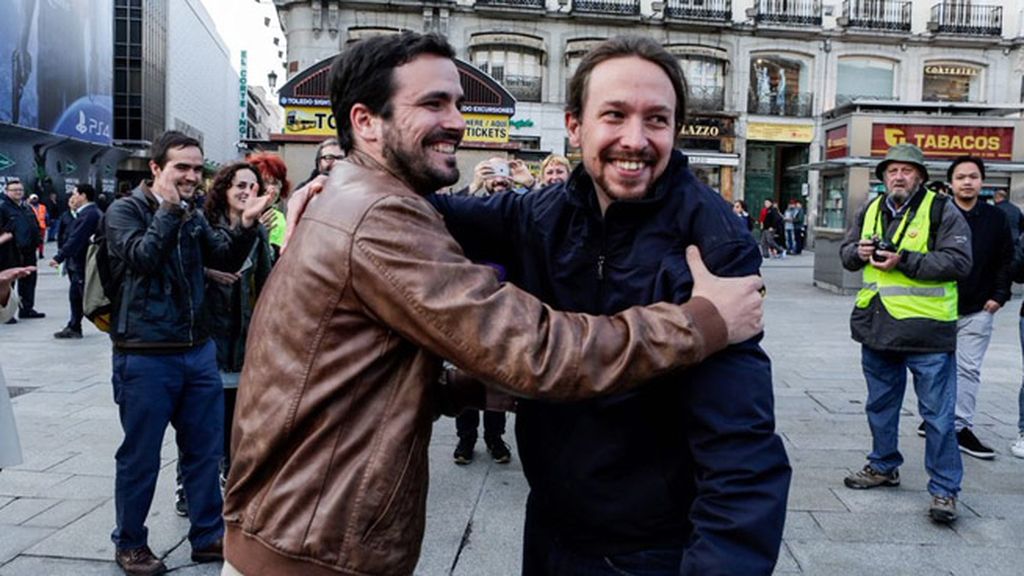 El abrazo de Iglesias y Garzón para las elecciones del 26-J