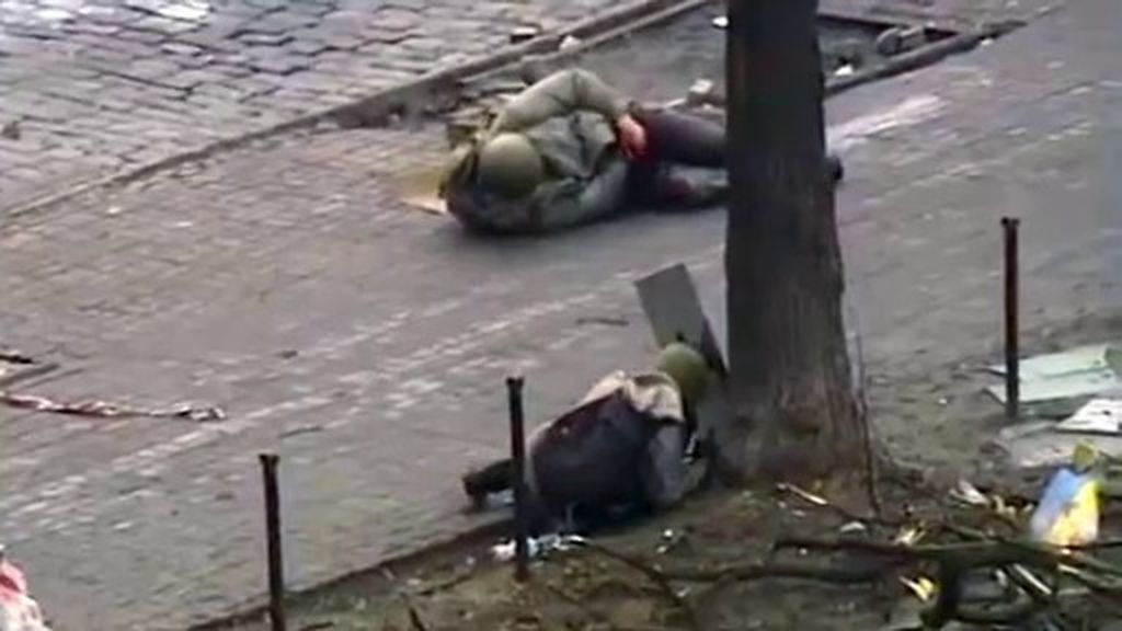 Los francotiradores se hacen dueños de las calles de Kiev