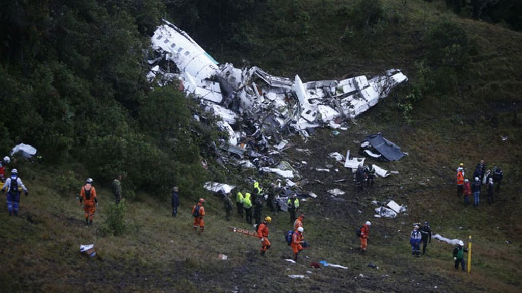 El avión accidentado en Colombia impactó contra un cerro y se desintegró