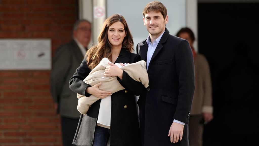 Sara Carbonero e Iker Casillas presentan a su hijo a la salida del hospital